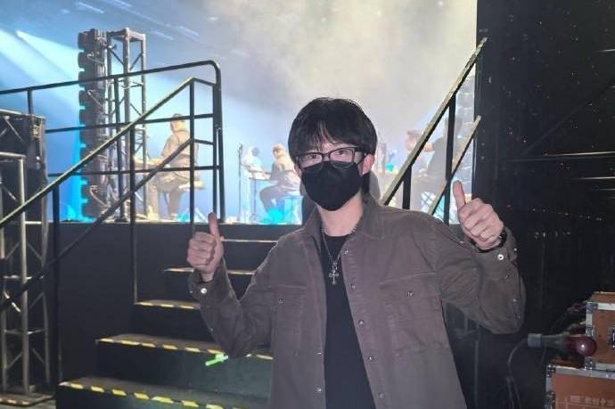 晃脑地为老, 交流, 隔壁老樊是